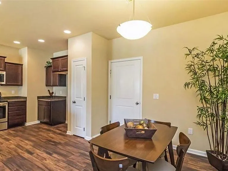 12 SE Booth Ave — Photo 3