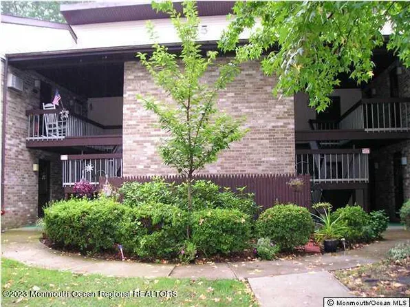 175 Amberly Drive #H, Manalapan, NJ 07726