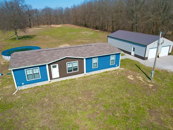 2979 Bundyville Rd, Walnut Hill, IL 62893