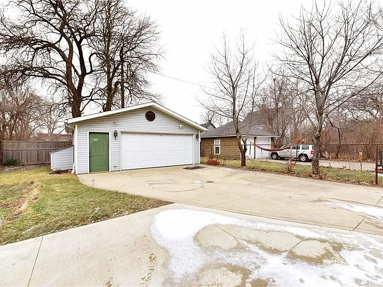 Oversized 2 car garage (plenty of parking)