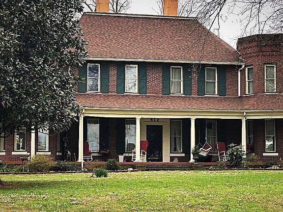 2nd image of 412 E Petty Ln