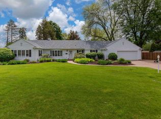 1117 Highland Park Dr, Bettendorf, IA 52722