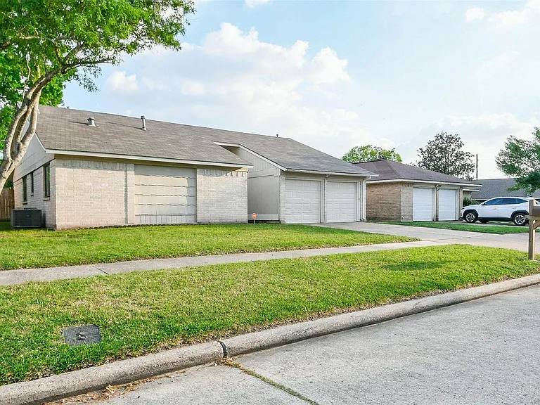 5635 Greenhill Forest Dr — Photo 2