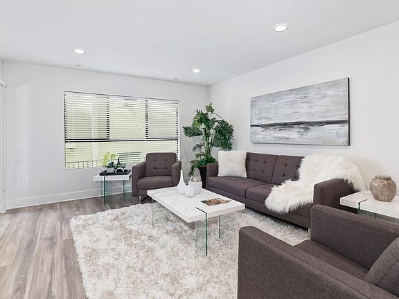 3rd image of 5030 Rosewood Ave #304