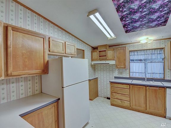 2nd image of 872 Lincoln Ave E