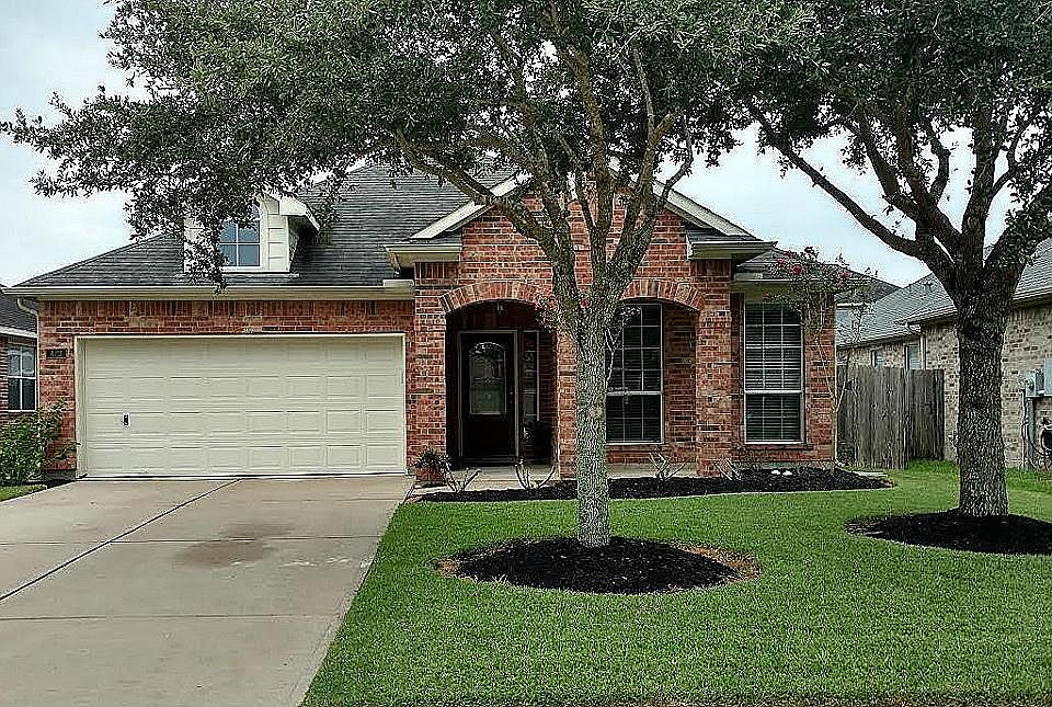 1st image of 423 Drake Ln