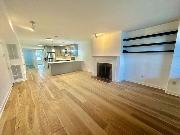 3rd image of 815 E St SE #1