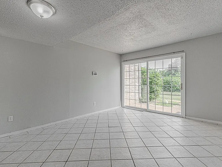 1402 Bill Carrol Dr — Photo 13