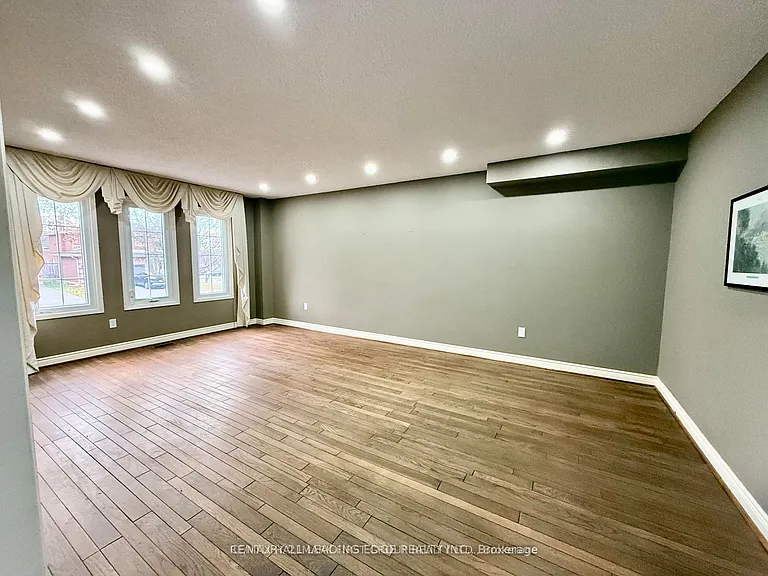 492 Palmtree Cres — Photo 4