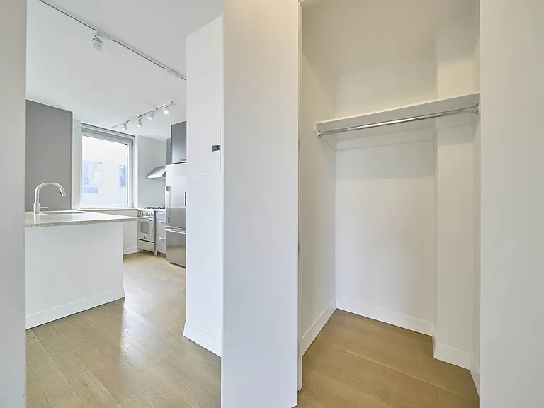 200 E 11th St #Penthouse 1 — Photo 12