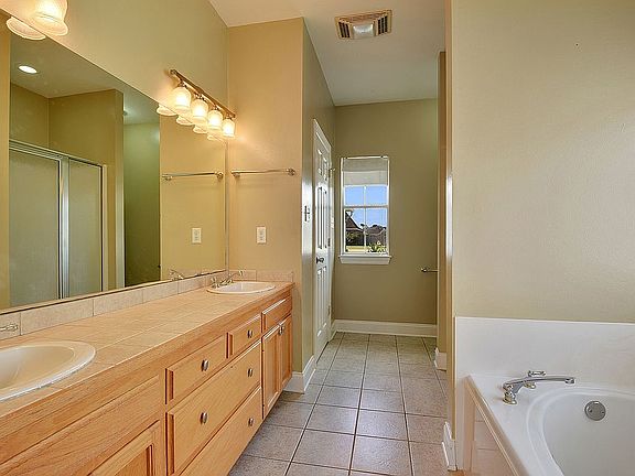 3rd image of 12501 Timberwood Dr