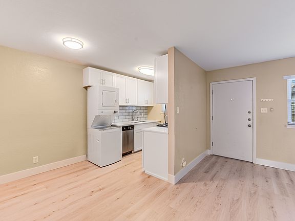 5th image of 2401 Manor Rd