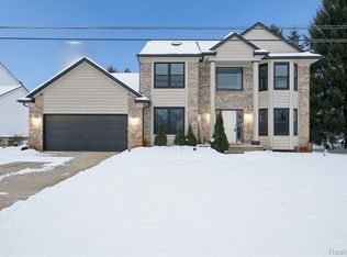 1040 Drakeshire Dr, Commerce Township, MI 48390