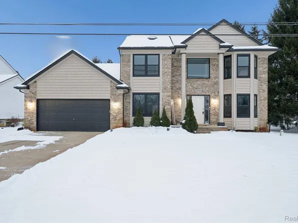 1040 Drakeshire Dr, Commerce Township, MI 48390