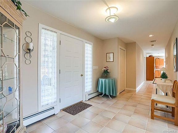 3rd image of 20 Woodridge Ln