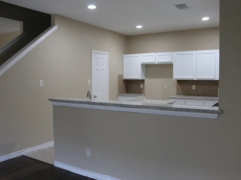 327 Regency Dr — Photo 3