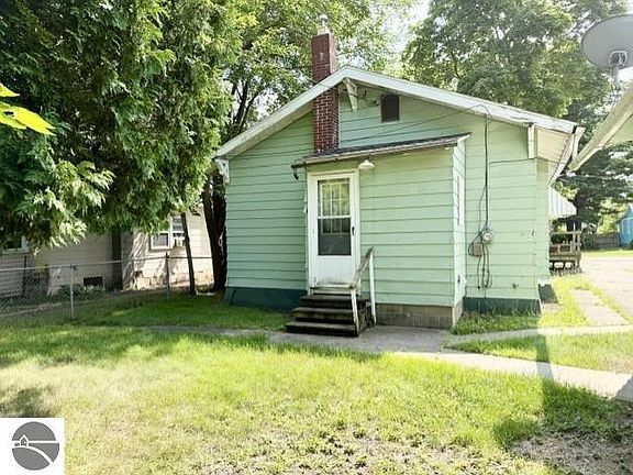 4th image of 1315 Plum St
