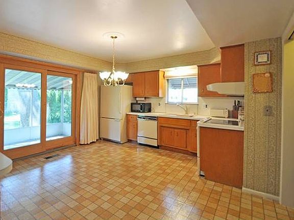 eat in kitchen