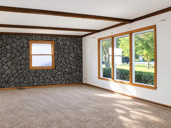 4th image of 707 Emmer AVENUE