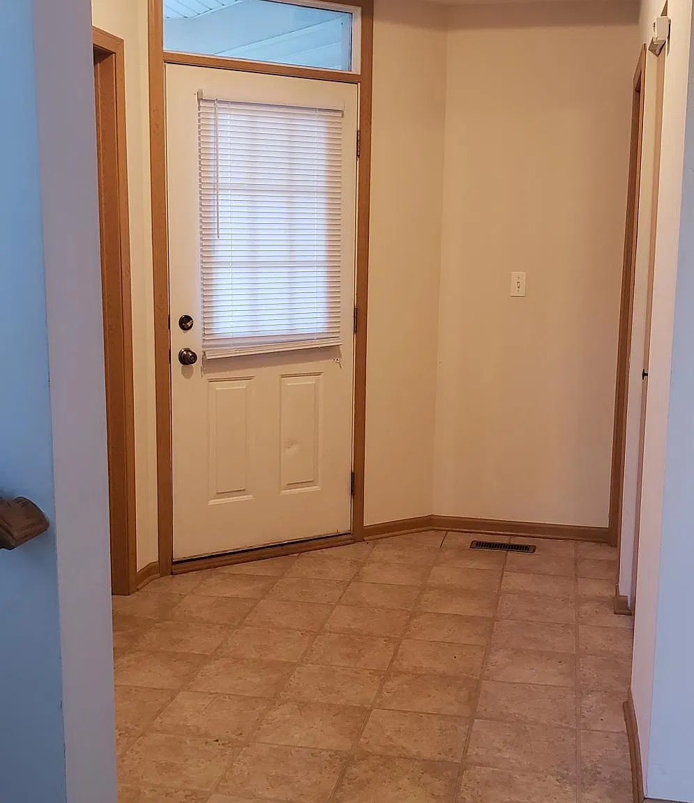 3 bed, 2.5 bath, 1400 sqft, $2,400 — Photo 2