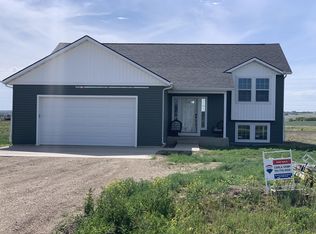 5465 Clear Water Ln, Williston, ND 58801