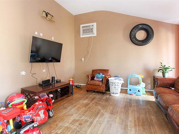 3rd image of 2919 Chestnut Ave