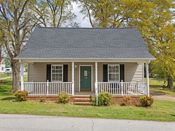 16 Adger St, Pelzer, SC 29669