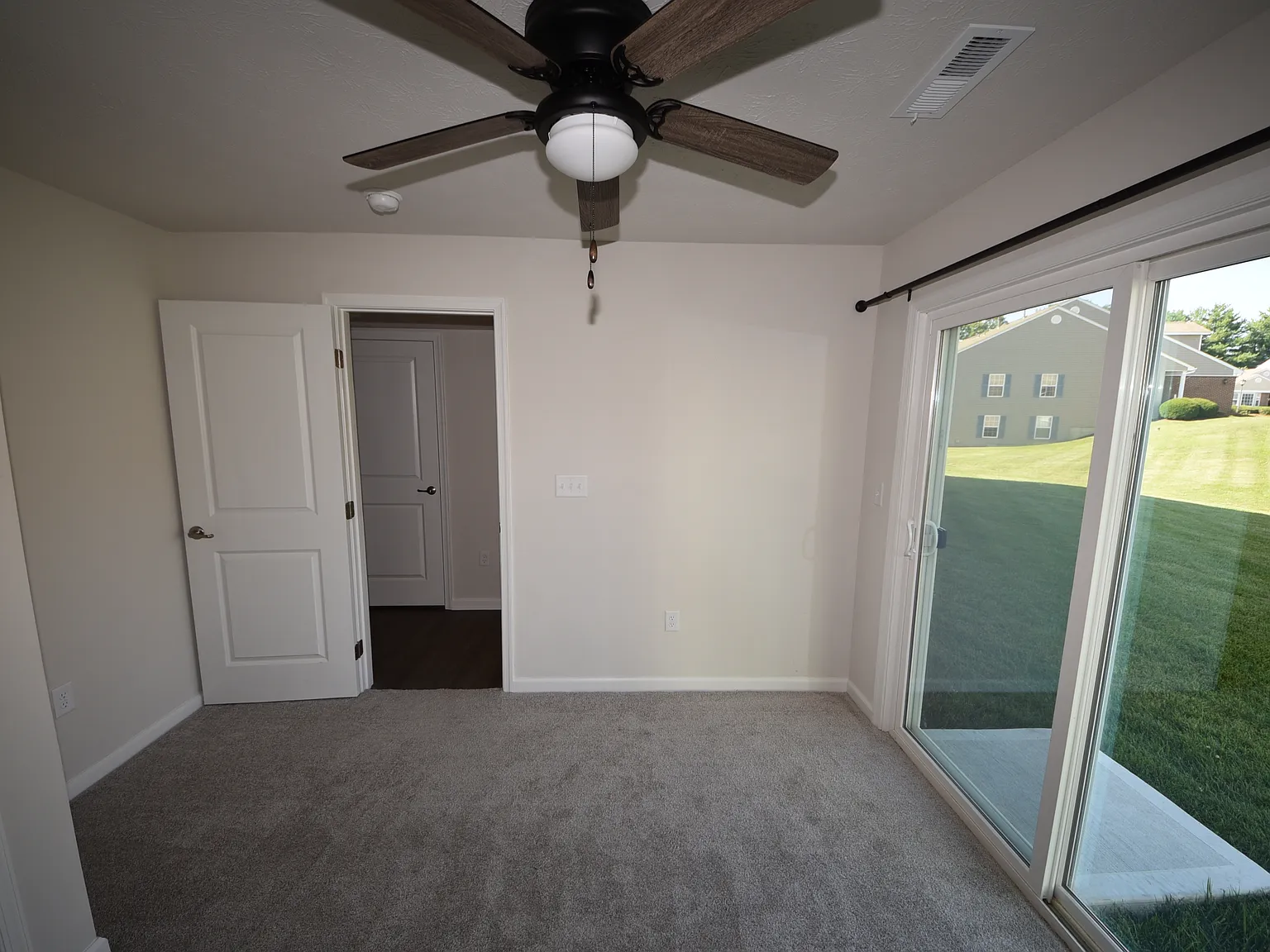 4 bed, 3.5 bath, 1715 sqft, $2,395 — Photo 4