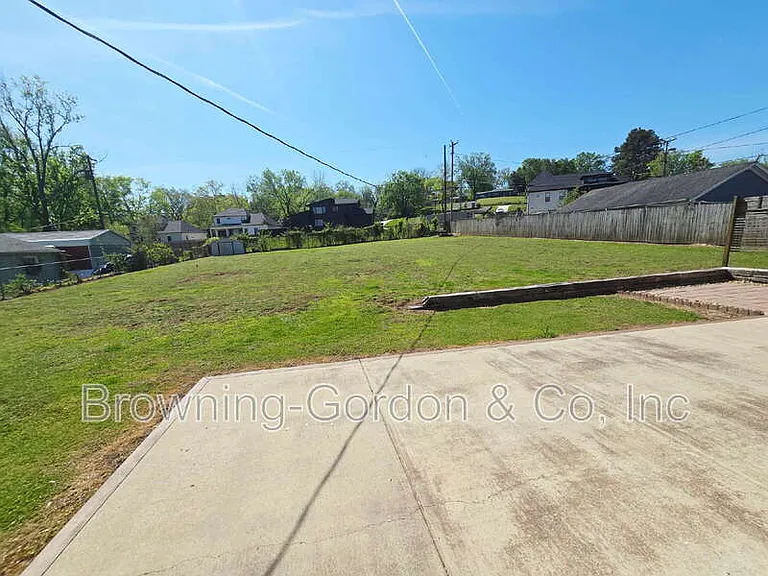 328 E Thompson Ln — Photo 21