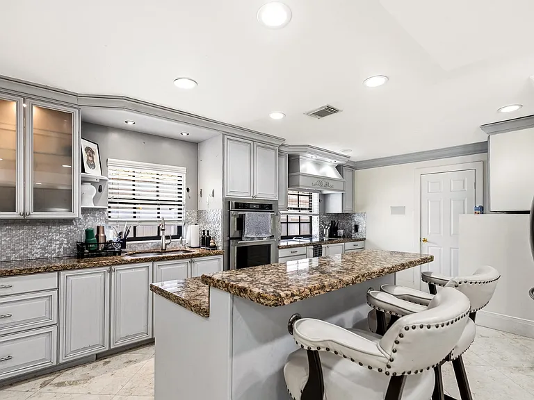 Deerhurst Crescent Cir — Photo 7