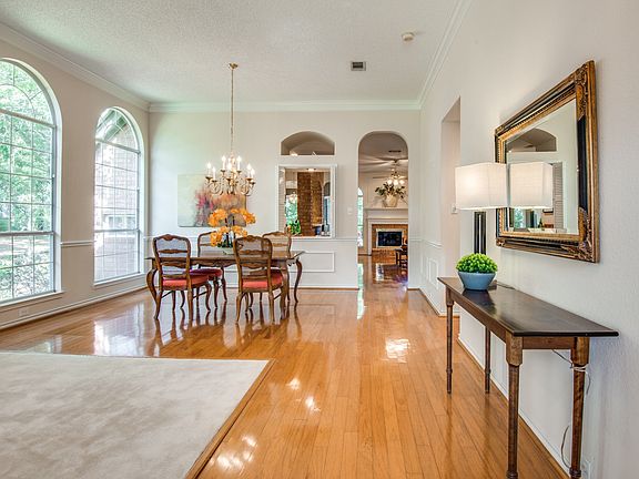 3rd image of 936 Kingwood Cir