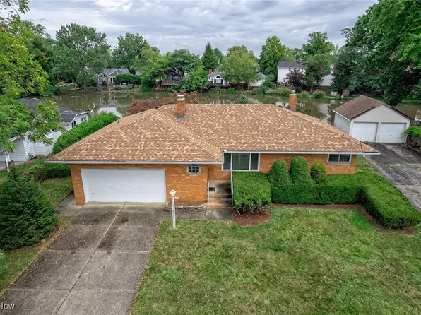 5897 Twin Lakes Dr, Parma, OH 44129
