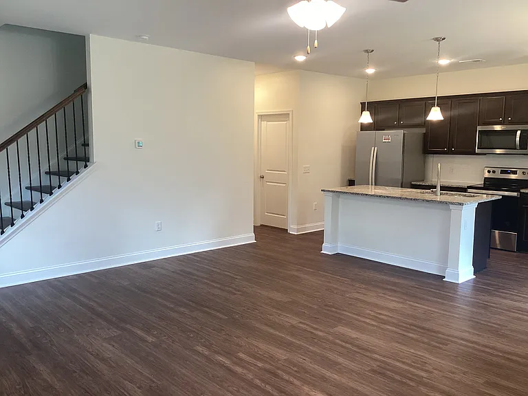 601 E Lionel Rd — Photo 7