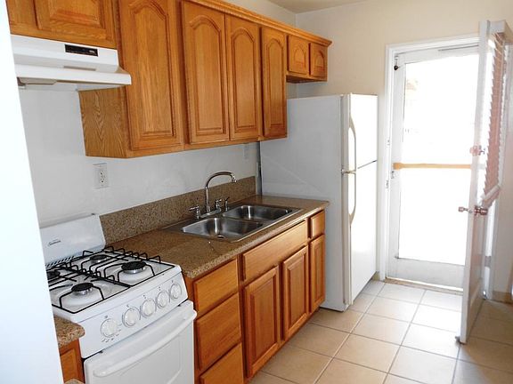 3rd image of 541 S El Molino Ave APT J