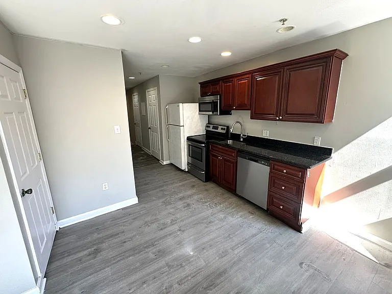 18th St N 2144 — Photo 31