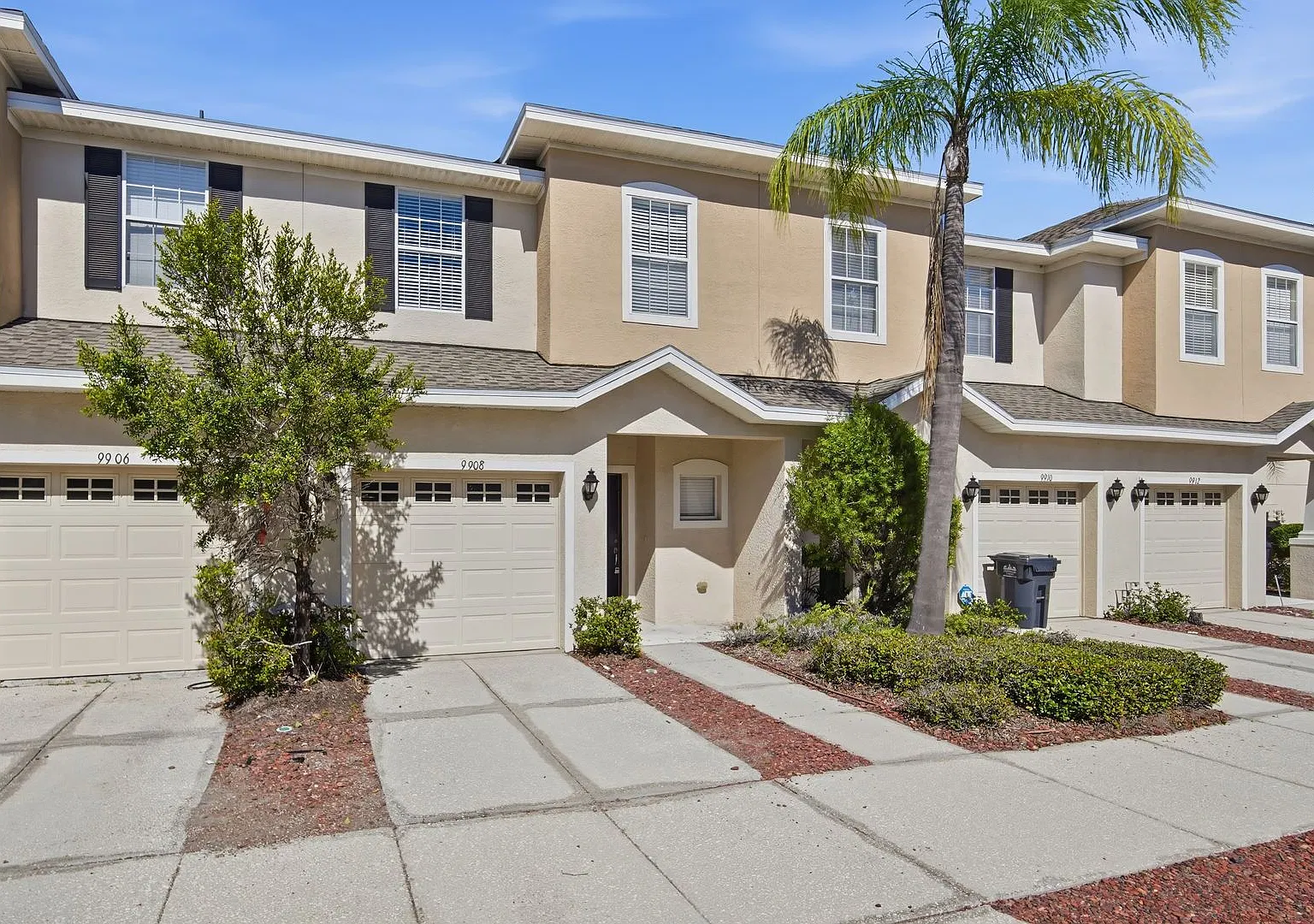 Beautiful 3-Bedroom Townhome in Gated Community Water & Cable Included — Photo 3