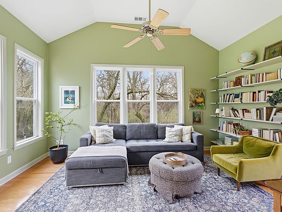 3rd image of 1009 Boxwood Dr