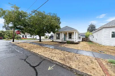 908 SE Shelton St — Photo 2