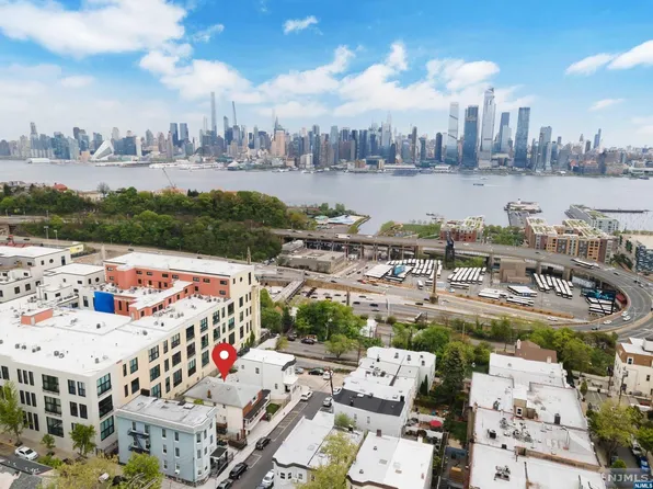 68 Shippen St, Weehawken, NJ 07086