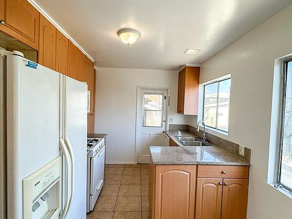 4th image of 1416 Reeves St APT 6