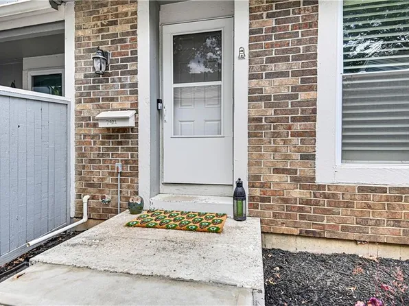 7921 Colony Ln, Lenexa, KS 66215