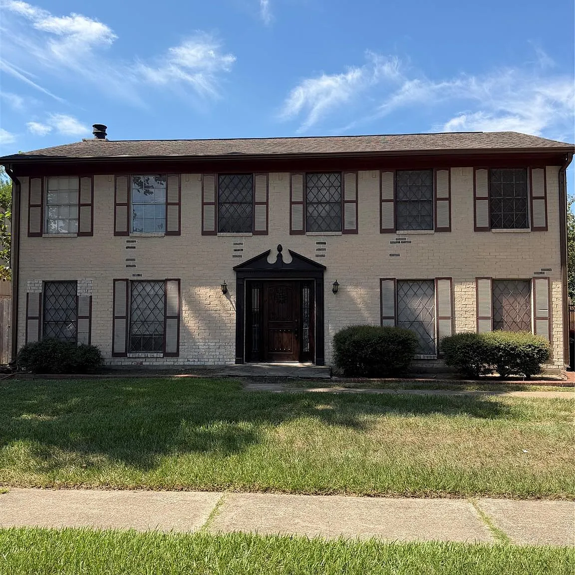 5 bed, 2.5 bath, 2464 sqft, $2,000 — Photo 2