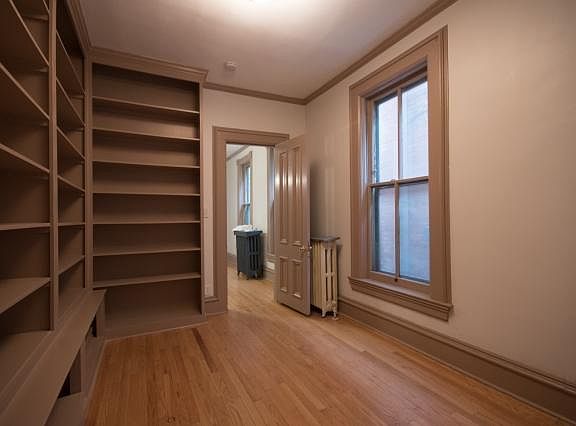 3rd image of 819 W Altgeld St APT 1