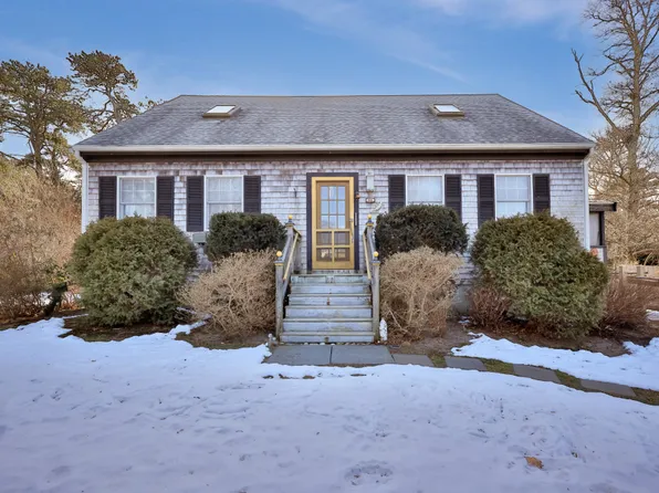 54 Columbian Ave, Oak Bluffs, MA 02557