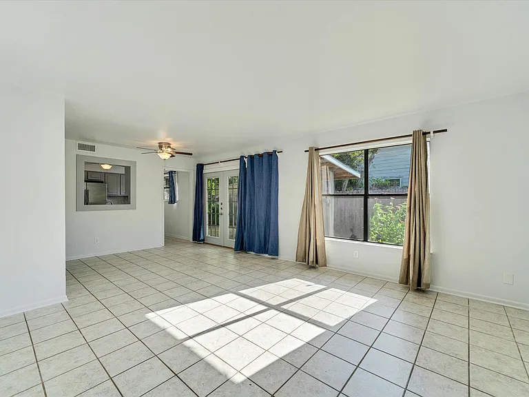 1129 W San Antonio St — Photo 5