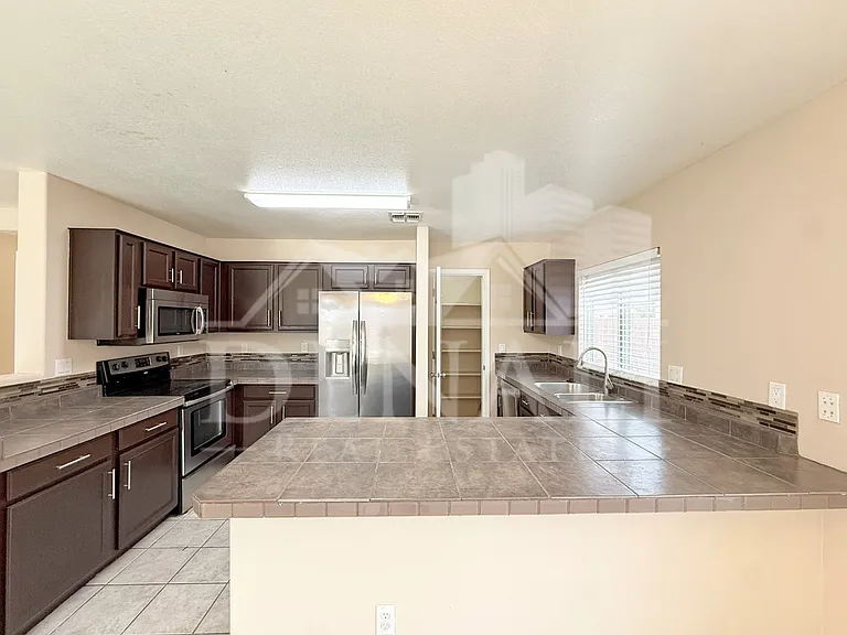 805 S Esmeralda — Photo 7