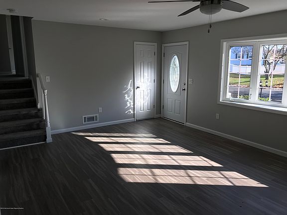 4th image of 14 Henry Dr