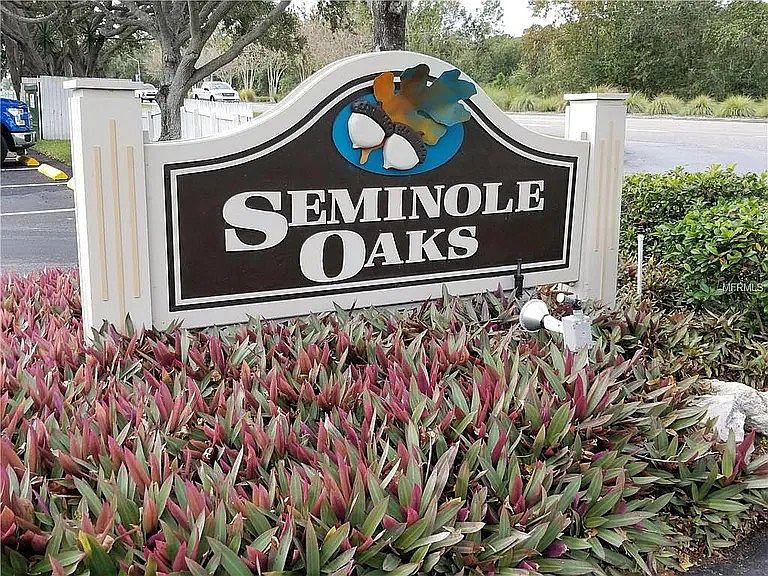 Seminole Oaks Condo road entrance