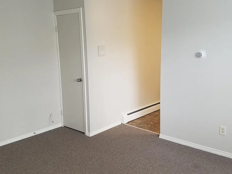 Farmington House Apartments — Photo 9