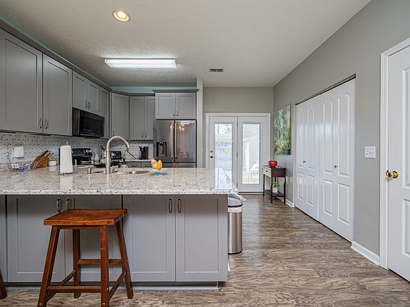 2nd image of 907 Seven Oaks Blvd